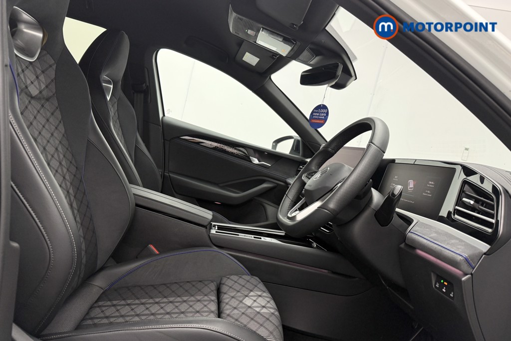 Volkswagen Passat R-Line Automatic Petrol Plug-In Hybrid Estate - Stock Number (1668358) - 8th supplementary image