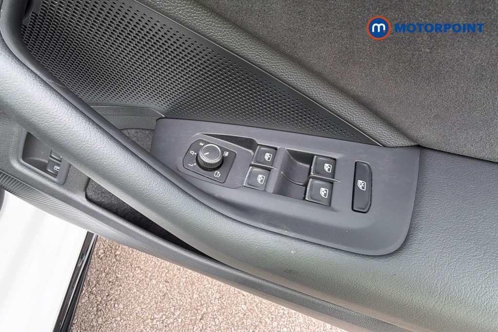 Volkswagen Passat R-Line Automatic Petrol Plug-In Hybrid Estate - Stock Number (1669000) - 20th supplementary image
