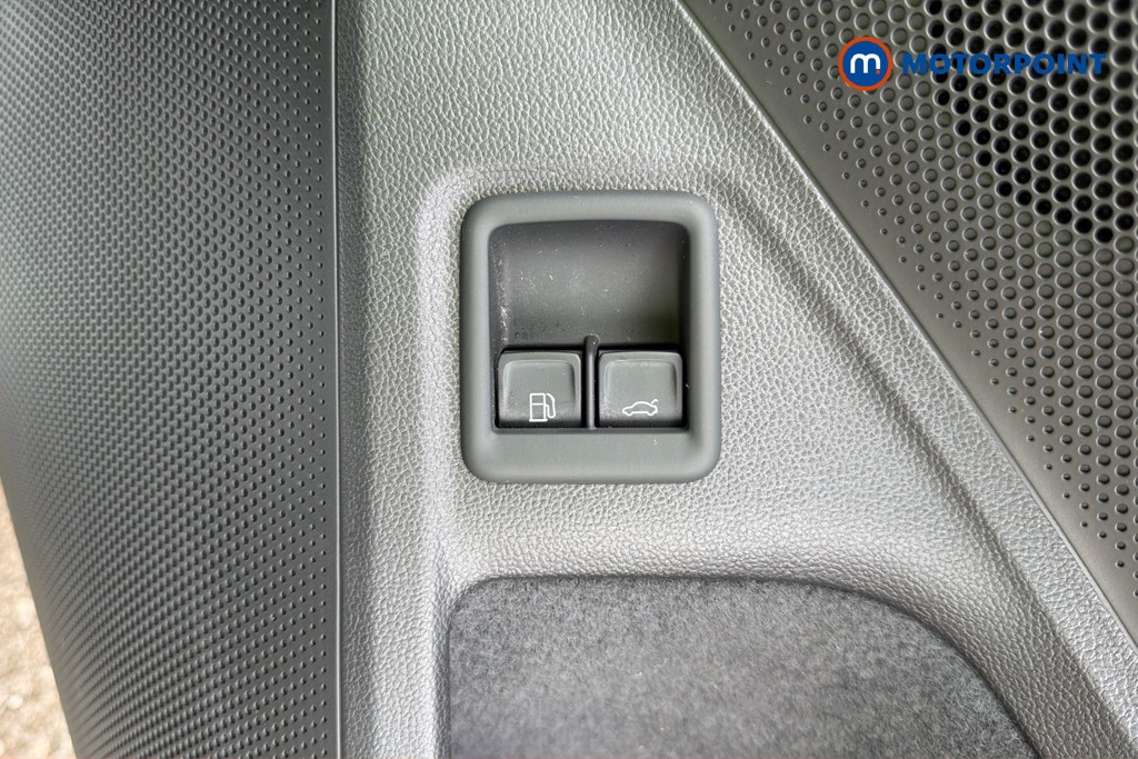 Volkswagen Passat R-Line Automatic Petrol Plug-In Hybrid Estate - Stock Number (1669000) - 32nd supplementary image
