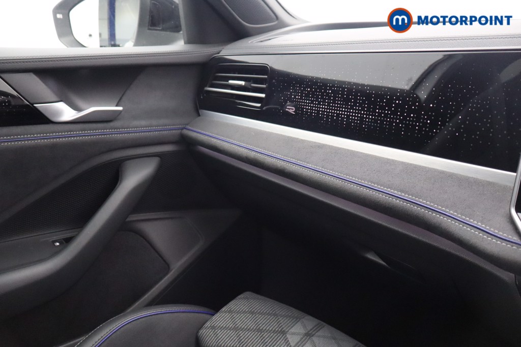 Volkswagen Passat R-Line Automatic Petrol Plug-In Hybrid Estate - Stock Number (1669027) - 11th supplementary image