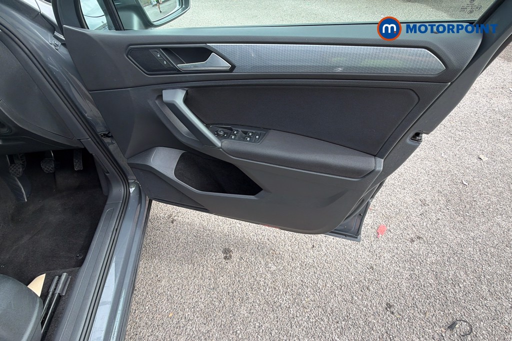 Volkswagen Tiguan Life Manual Petrol SUV - Stock Number (1662232) - 38th supplementary image
