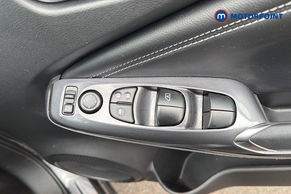 Nissan Juke N-Connecta Manual Petrol SUV - Stock Number (1668362) - 42nd supplementary image