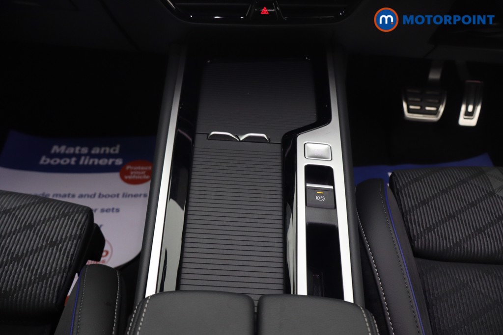 Volkswagen Passat R-Line Automatic Petrol Plug-In Hybrid Estate - Stock Number (1669004) - 4th supplementary image