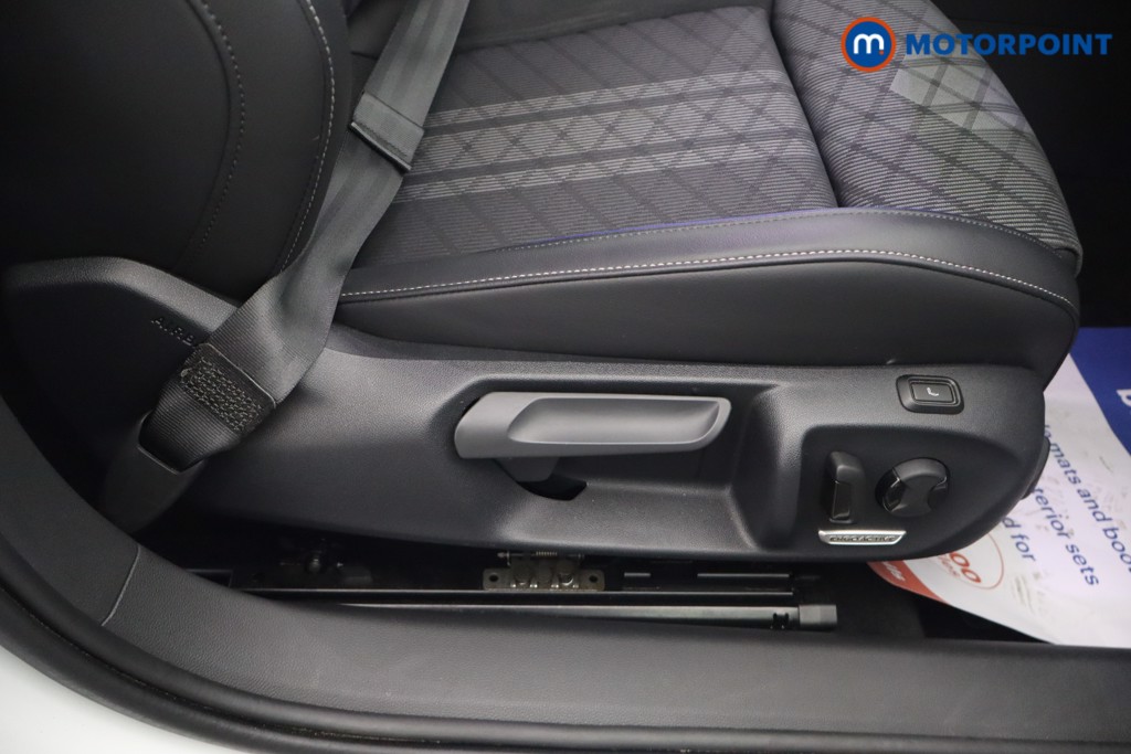 Volkswagen Passat R-Line Automatic Petrol Plug-In Hybrid Estate - Stock Number (1669004) - 19th supplementary image