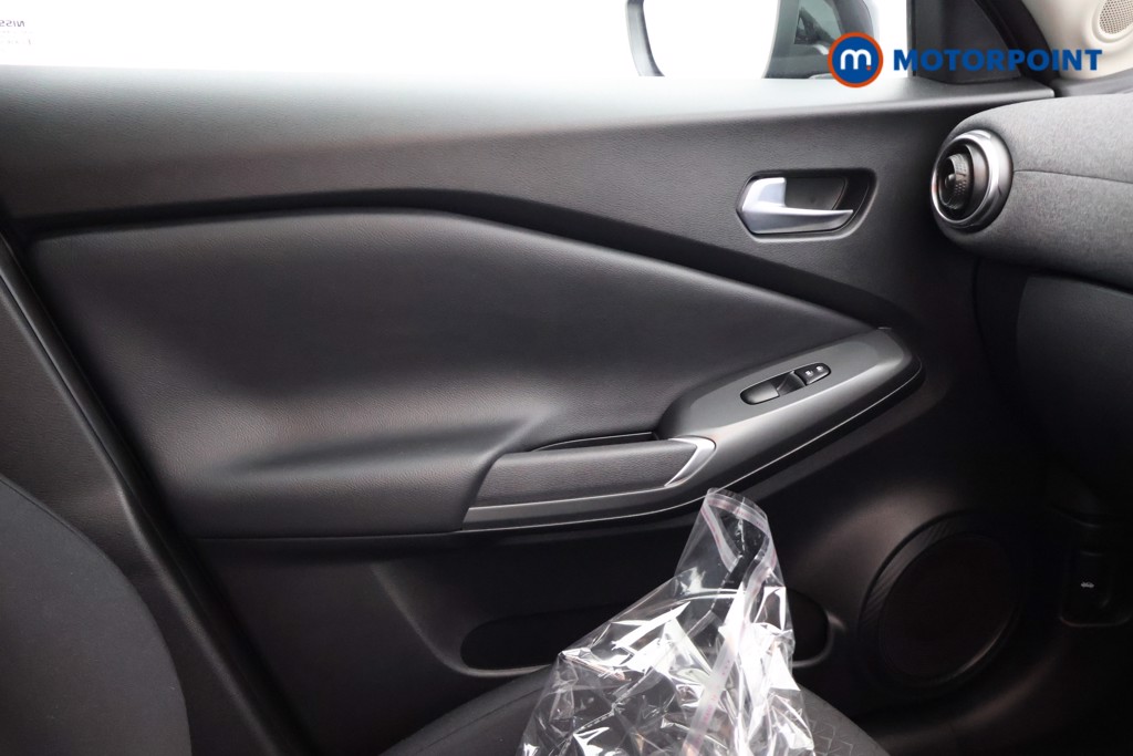 Nissan Juke Acenta Premium Manual Petrol SUV - Stock Number (1669216) - 16th supplementary image