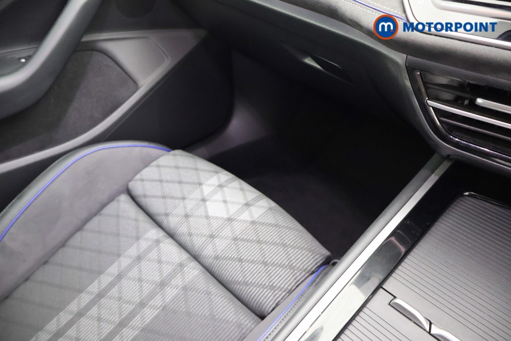 Volkswagen Passat R-Line Automatic Petrol Plug-In Hybrid Estate - Stock Number (1672195) - 17th supplementary image