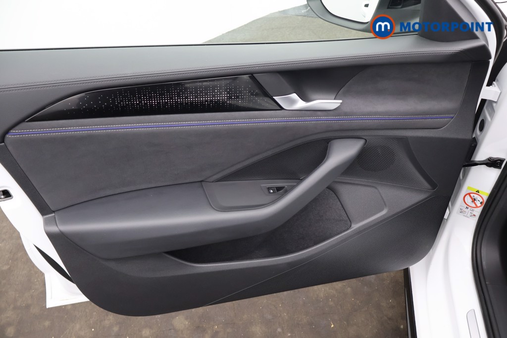 Volkswagen Passat R-Line Automatic Petrol Plug-In Hybrid Estate - Stock Number (1670947) - 31st supplementary image