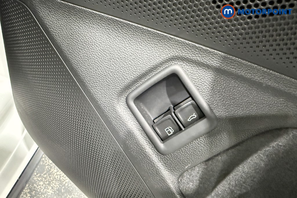 Volkswagen Passat R-Line Automatic Petrol Plug-In Hybrid Estate - Stock Number (1672182) - 16th supplementary image