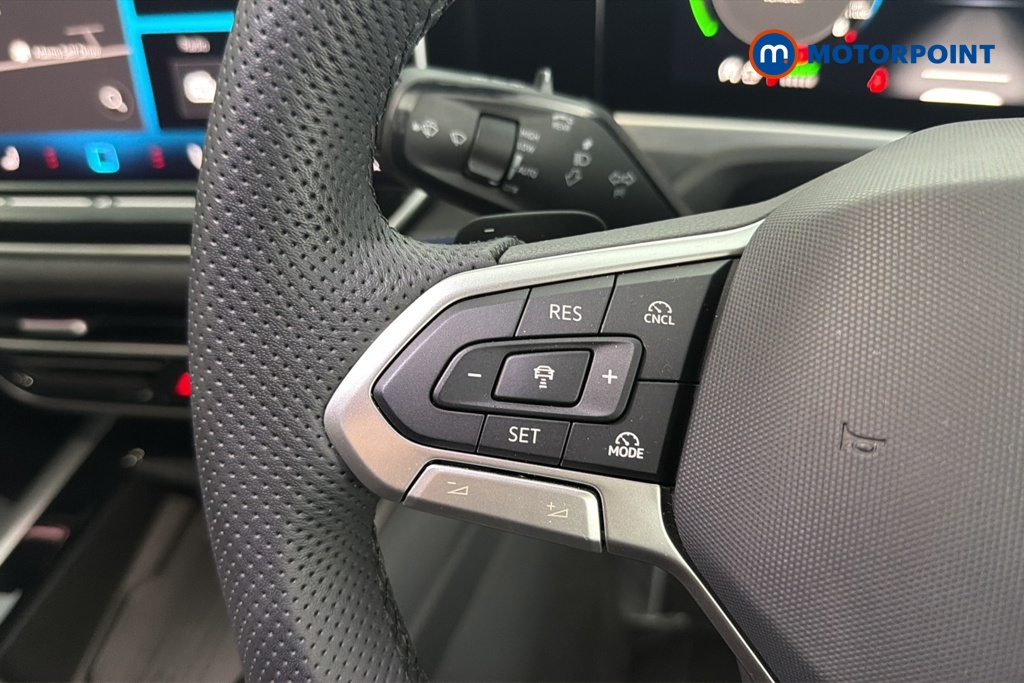 Volkswagen Passat R-Line Automatic Petrol Plug-In Hybrid Estate - Stock Number (1672658) - 4th supplementary image