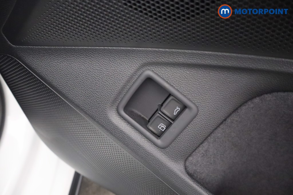 Volkswagen Passat R-Line Automatic Petrol Plug-In Hybrid Estate - Stock Number (1669028) - 12th supplementary image