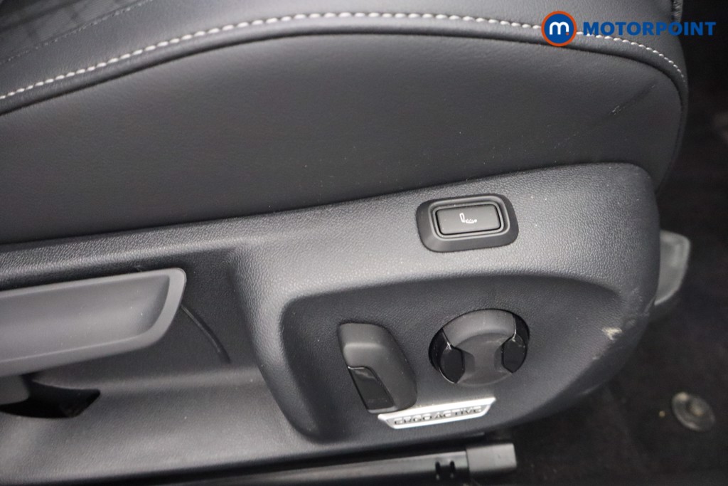 Volkswagen Passat R-Line Automatic Petrol Plug-In Hybrid Estate - Stock Number (1669028) - 13th supplementary image
