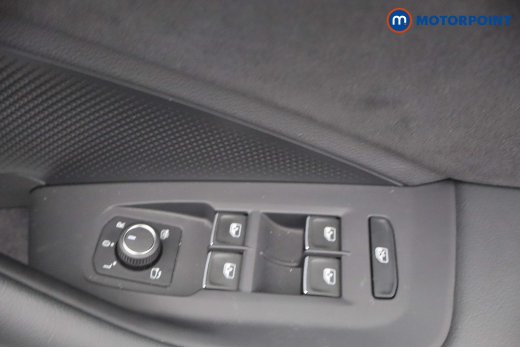 Volkswagen Passat R-Line Automatic Petrol Plug-In Hybrid Estate - Stock Number (1669030) - 11th supplementary image