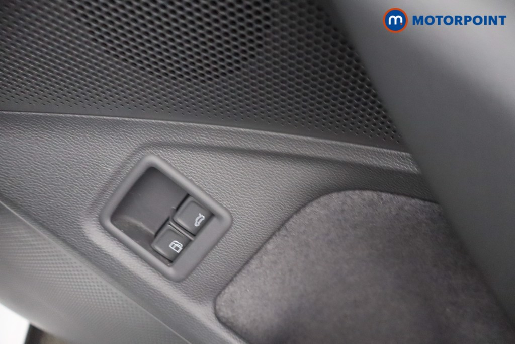 Volkswagen Passat R-Line Automatic Petrol Plug-In Hybrid Estate - Stock Number (1669030) - 12th supplementary image