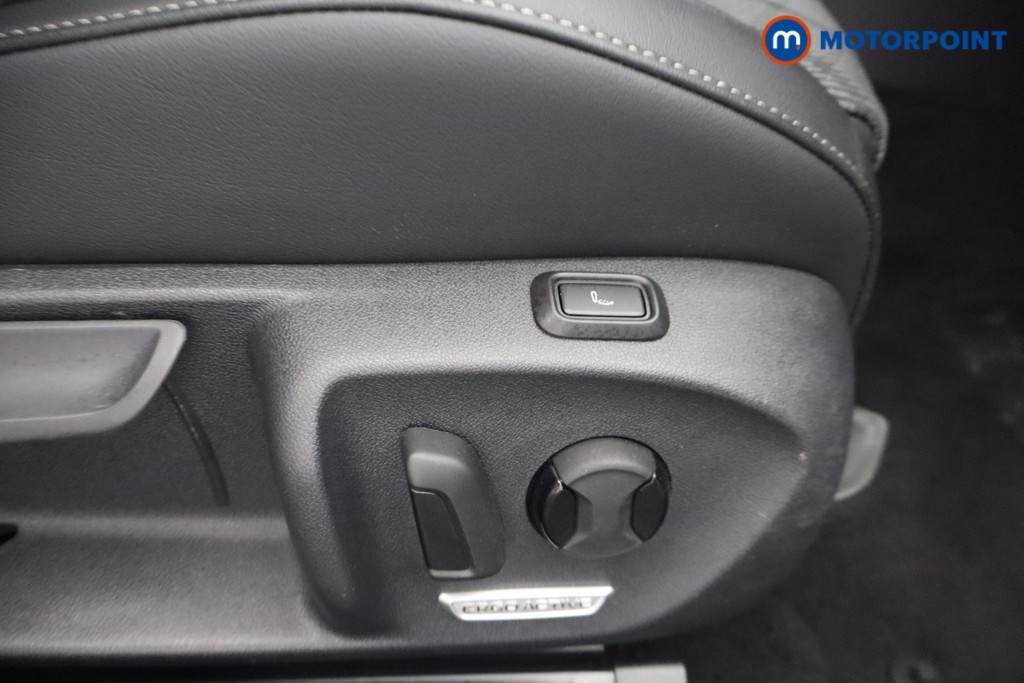 Volkswagen Passat R-Line Automatic Petrol Plug-In Hybrid Estate - Stock Number (1669030) - 13th supplementary image