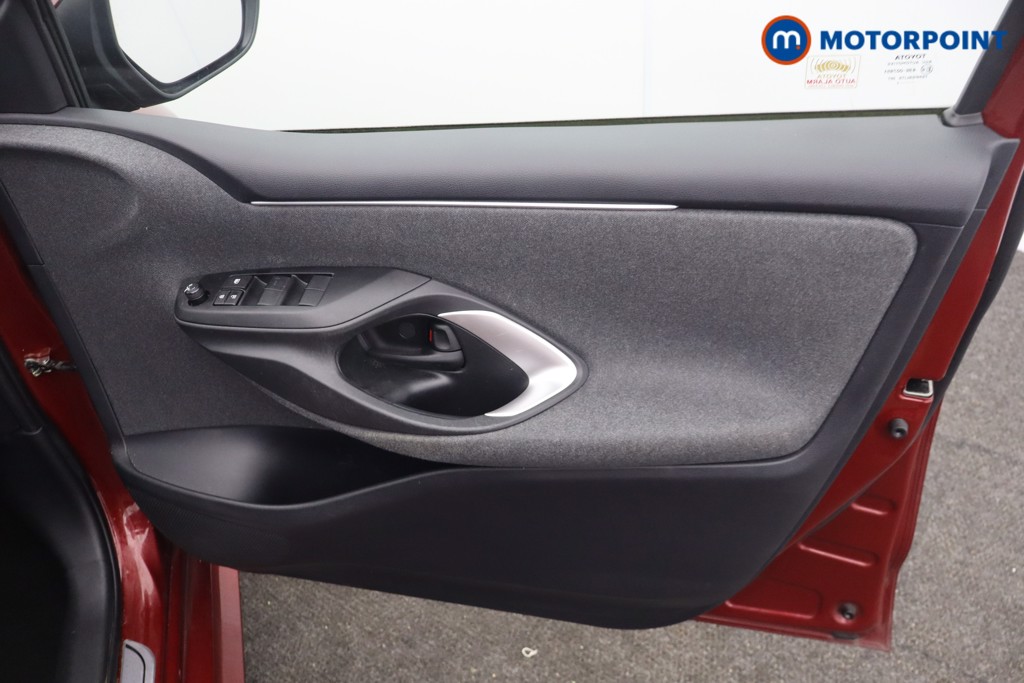 Toyota Yaris Design Automatic Petrol-Electric Hybrid Hatchback - Stock Number (1669587) - 9th supplementary image