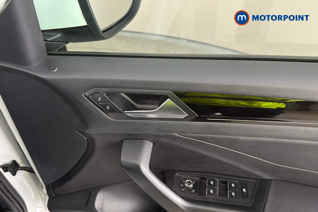 Volkswagen T-Roc R-Line Manual Petrol SUV - Stock Number (1671773) - 42nd supplementary image