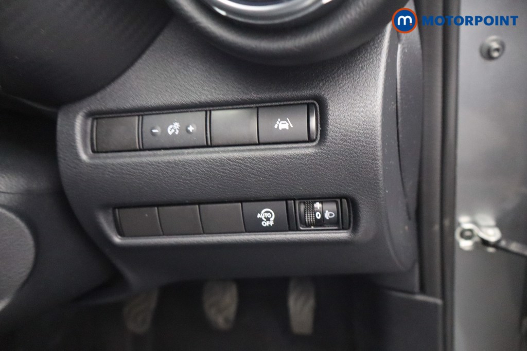Nissan Juke N-Connecta Manual Petrol SUV - Stock Number (1672626) - 13th supplementary image