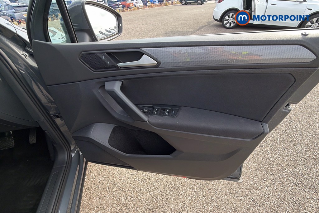 Volkswagen Tiguan Life Automatic Petrol SUV - Stock Number (1670112) - 19th supplementary image