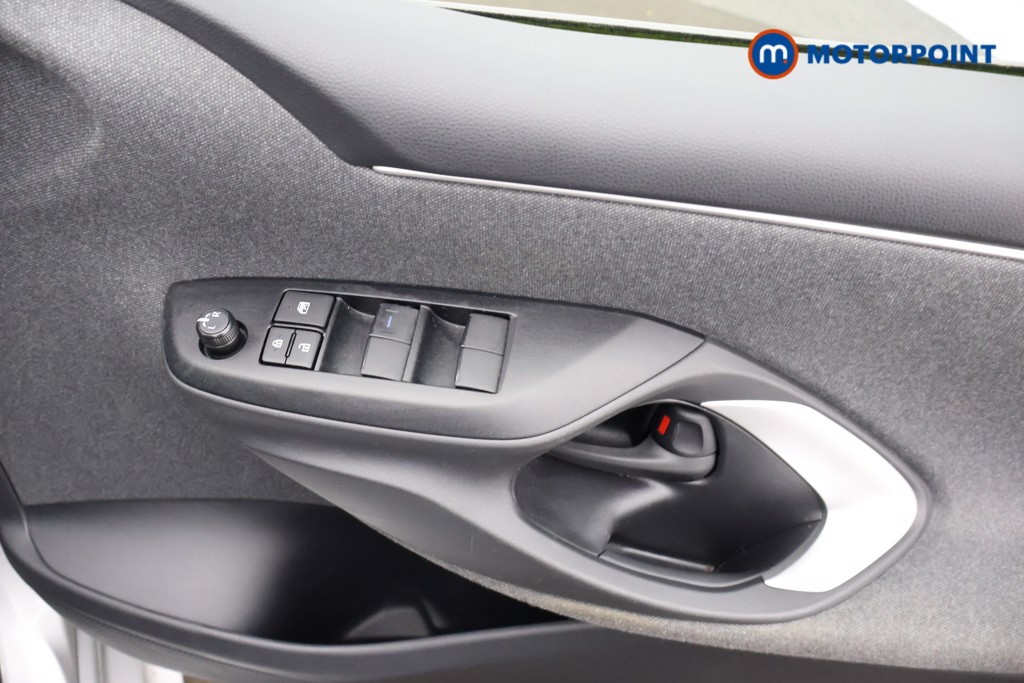 Toyota Yaris Design Automatic Petrol-Electric Hybrid Hatchback - Stock Number (1672084) - 15th supplementary image