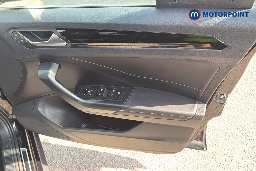 Volkswagen T-Roc R-Line Manual Petrol SUV - Stock Number (1672400) - 2nd supplementary image