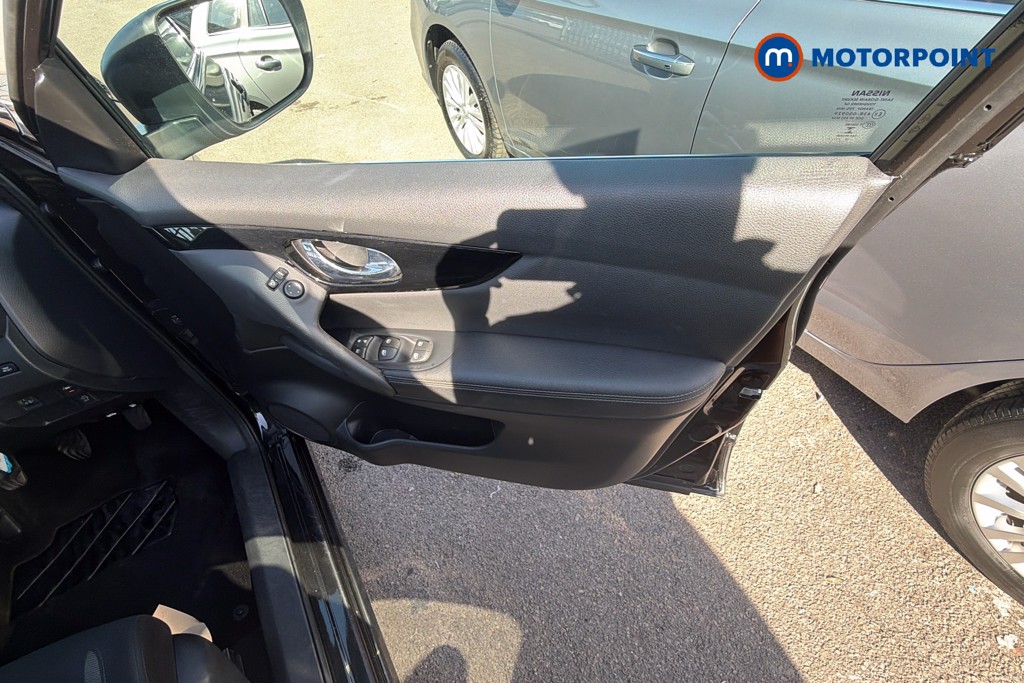Nissan Qashqai Acenta Premium Manual Diesel SUV - Stock Number (1642952) - 1st supplementary image