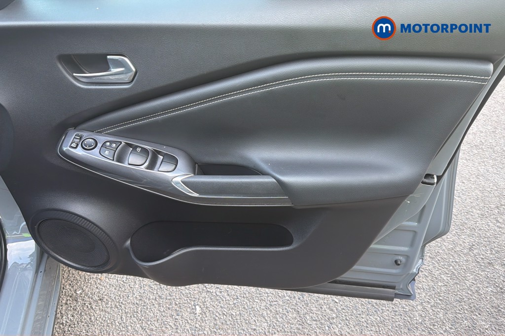 Nissan Juke N-Connecta Automatic Petrol SUV - Stock Number (1668946) - 1st supplementary image