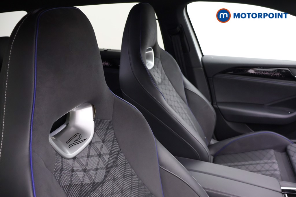 Volkswagen Passat R-Line Automatic Petrol Plug-In Hybrid Estate - Stock Number (1669390) - 18th supplementary image