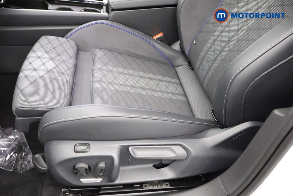 Volkswagen Passat R-Line Automatic Petrol Plug-In Hybrid Estate - Stock Number (1669390) - 26th supplementary image