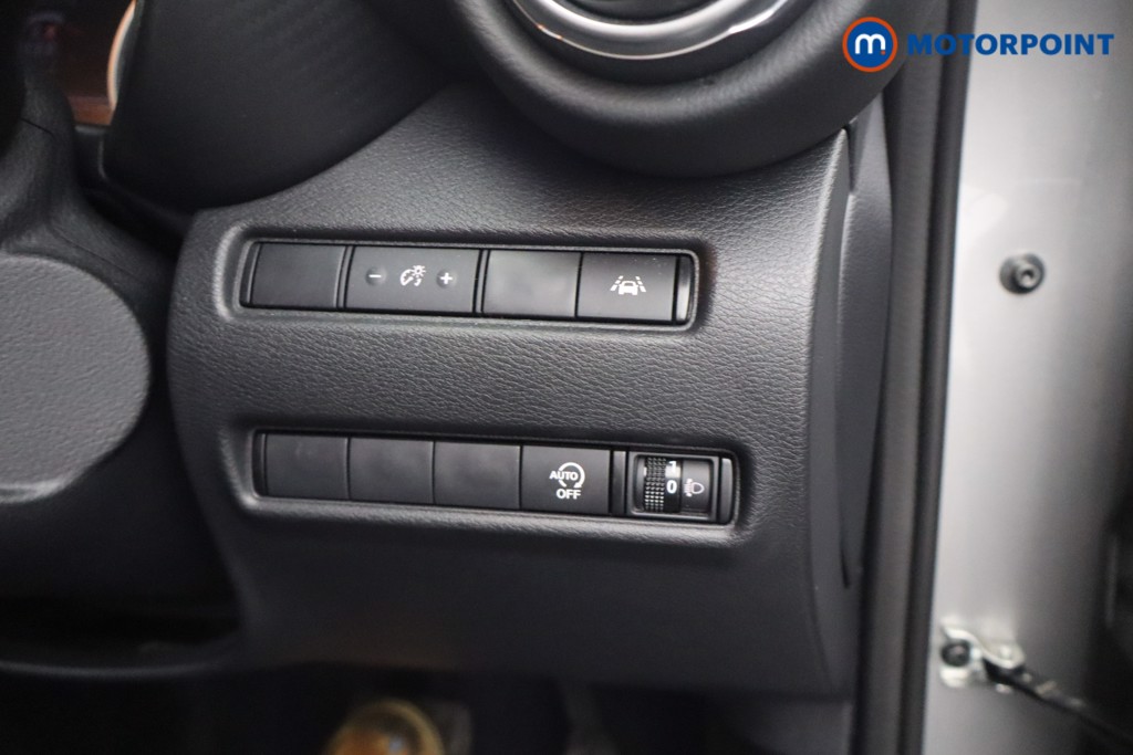 Nissan Juke N-Connecta Automatic Petrol SUV - Stock Number (1669793) - 9th supplementary image