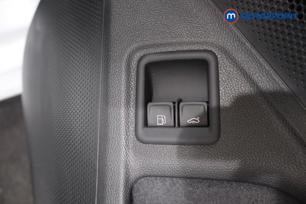 Volkswagen Passat Life Automatic Petrol Plug-In Hybrid Estate - Stock Number (1659624) - 21st supplementary image