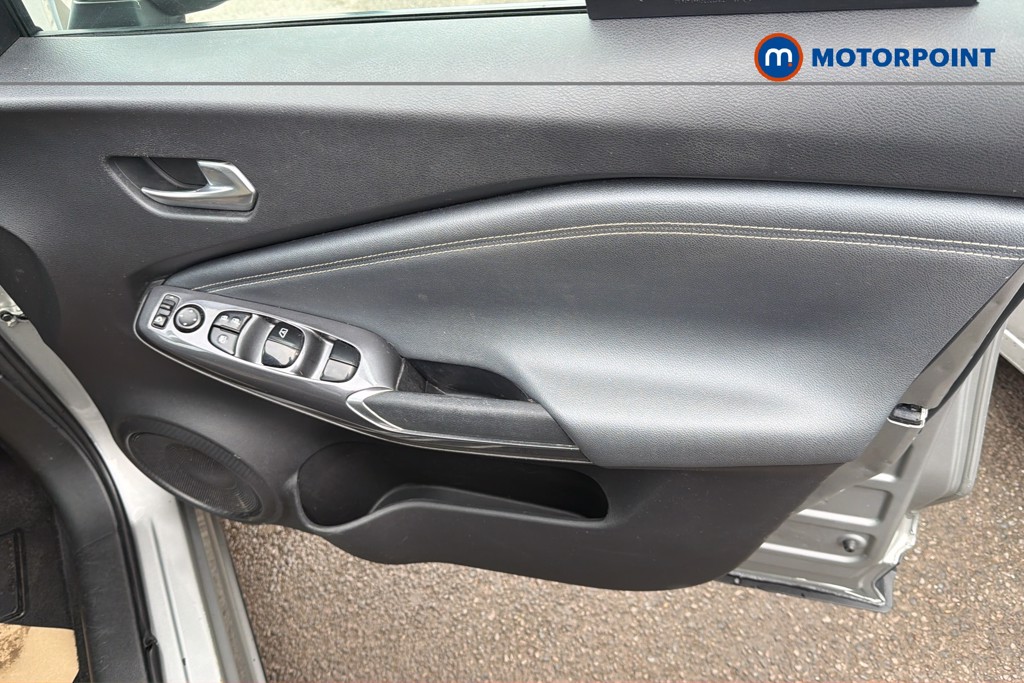 Nissan Juke N-Connecta Manual Petrol SUV - Stock Number (1667988) - 1st supplementary image