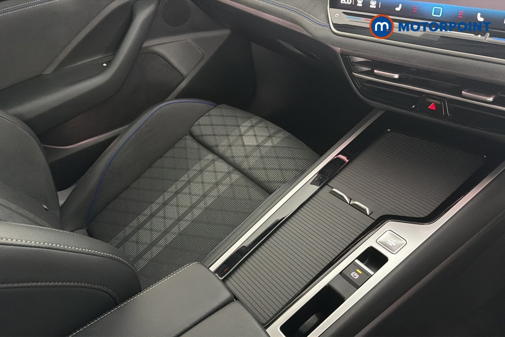 Volkswagen Passat R-Line Automatic Petrol Plug-In Hybrid Estate - Stock Number (1669385) - 15th supplementary image