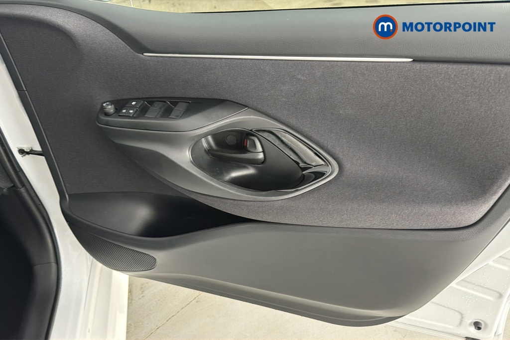 Toyota Yaris Design Automatic Petrol-Electric Hybrid Hatchback - Stock Number (1672912) - 18th supplementary image