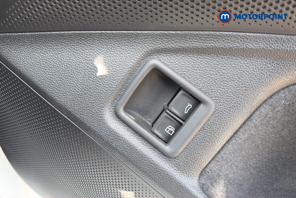 Volkswagen Passat R-Line Automatic Petrol Plug-In Hybrid Estate - Stock Number (1673785) - 7th supplementary image