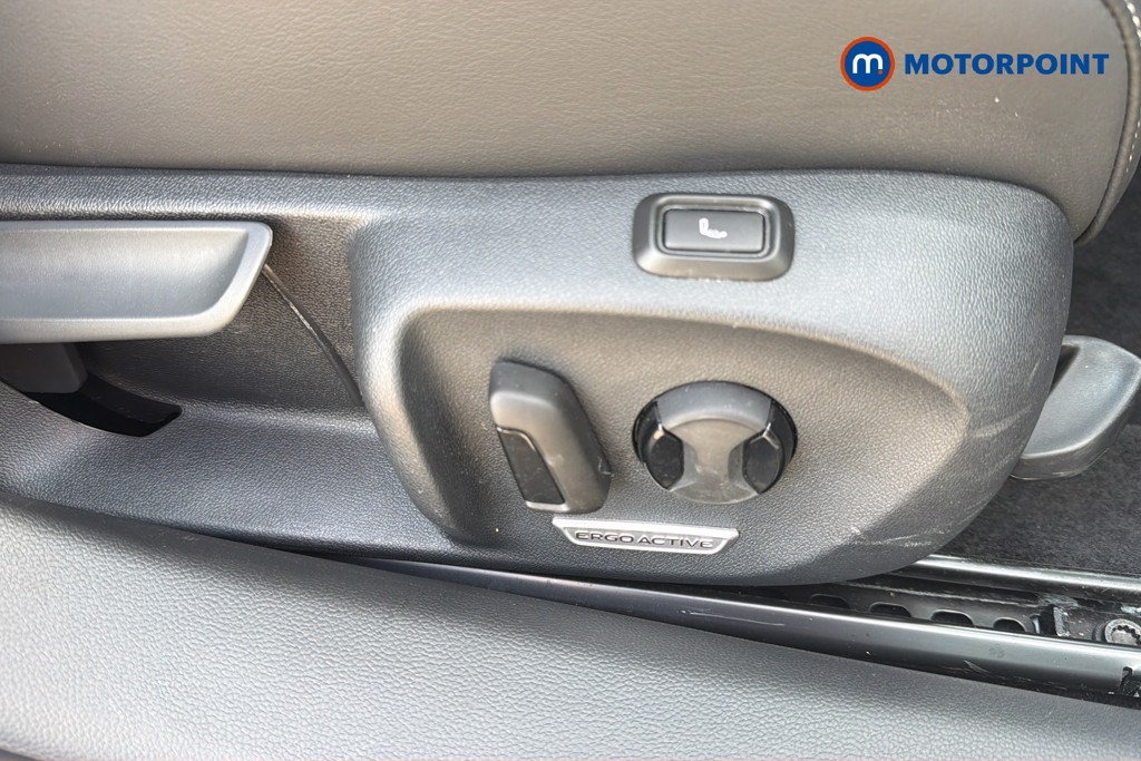 Volkswagen Passat R-Line Automatic Petrol Plug-In Hybrid Estate - Stock Number (1673785) - 9th supplementary image