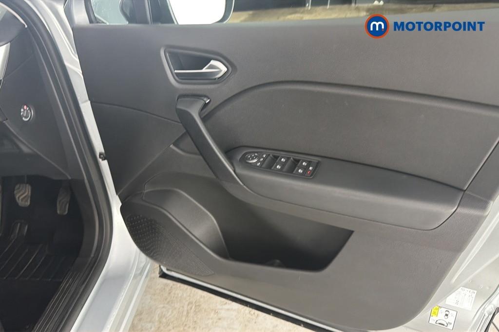 Renault Captur Iconic Manual Petrol SUV - Stock Number (1673145) - 18th supplementary image