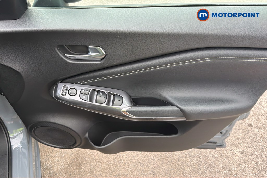 Nissan Juke N-Connecta Manual Petrol SUV - Stock Number (1672297) - 1st supplementary image