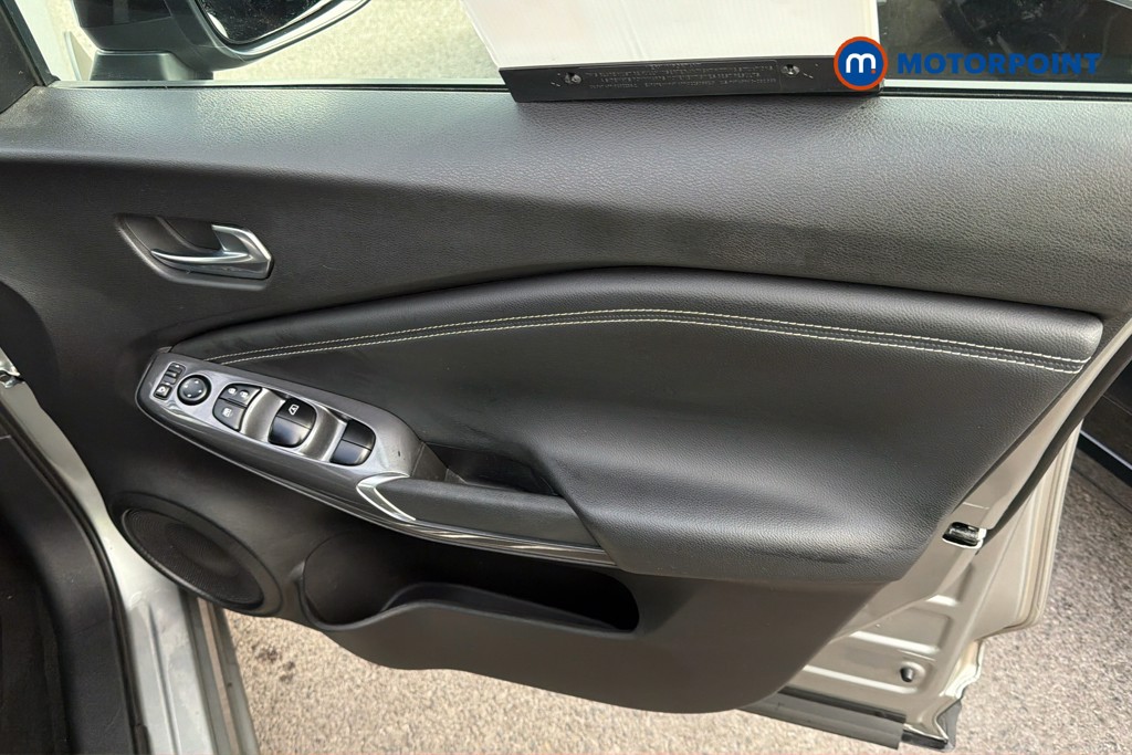 Nissan Juke N-Connecta Manual Petrol SUV - Stock Number (1673496) - 1st supplementary image