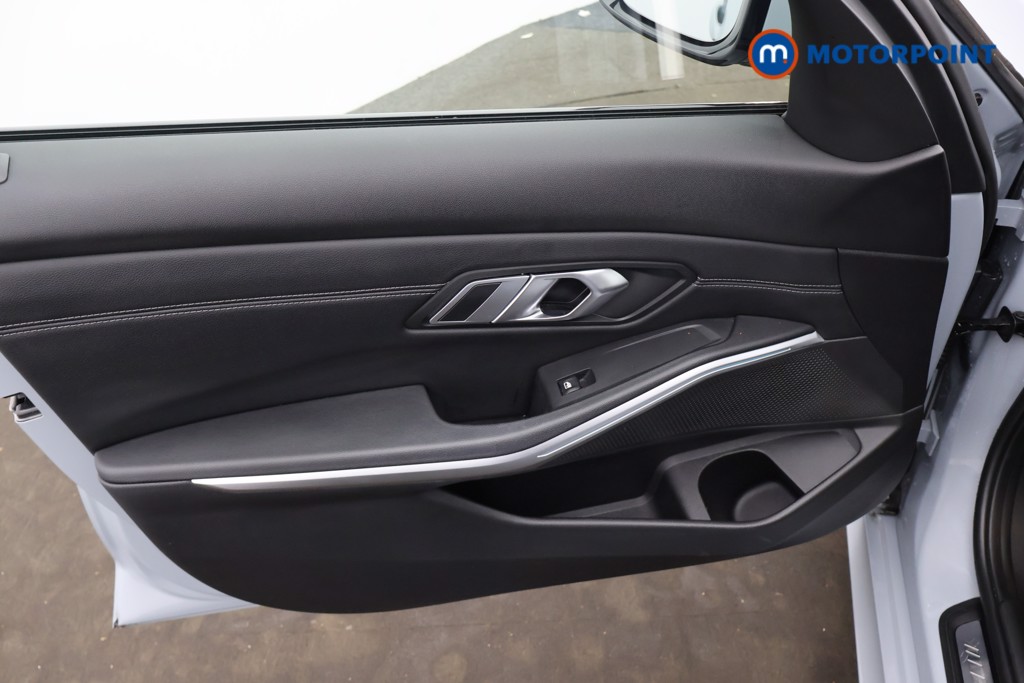BMW 3 Series M Sport Automatic Petrol Plug-In Hybrid Saloon - Stock Number (1673937) - 30th supplementary image