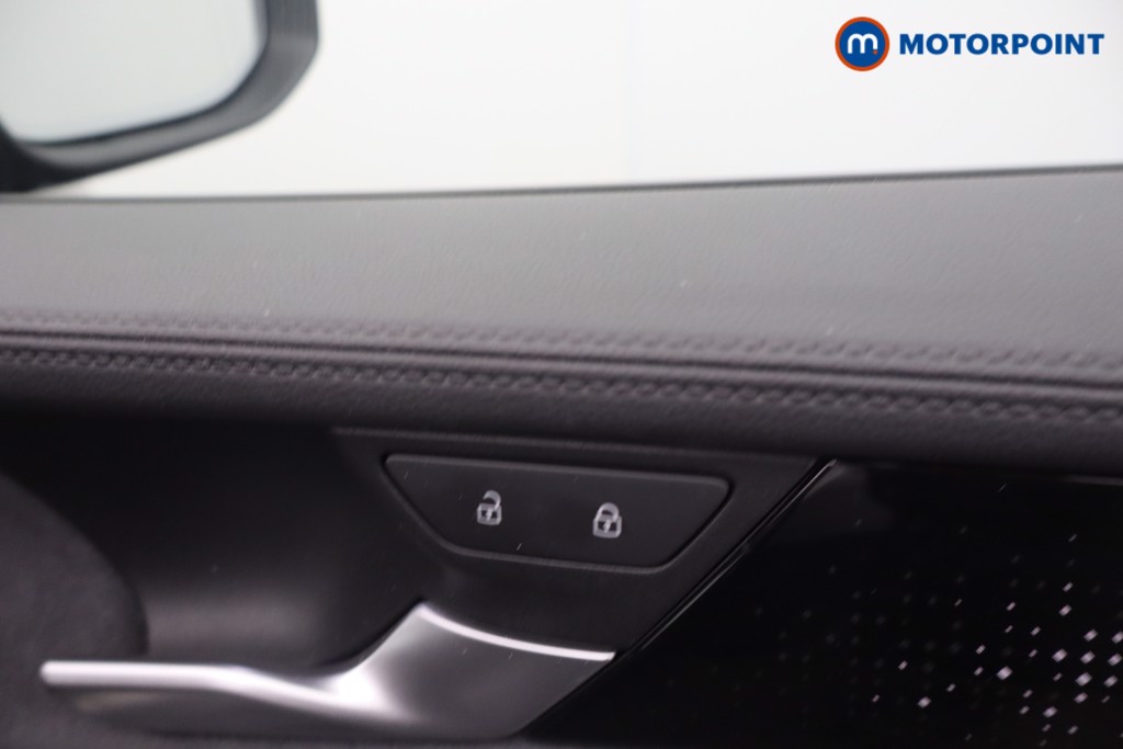 Volkswagen Passat R-Line Automatic Petrol Plug-In Hybrid Estate - Stock Number (1669025) - 10th supplementary image