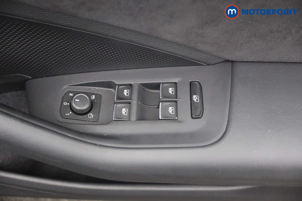 Volkswagen Passat R-Line Automatic Petrol Plug-In Hybrid Estate - Stock Number (1669025) - 11th supplementary image
