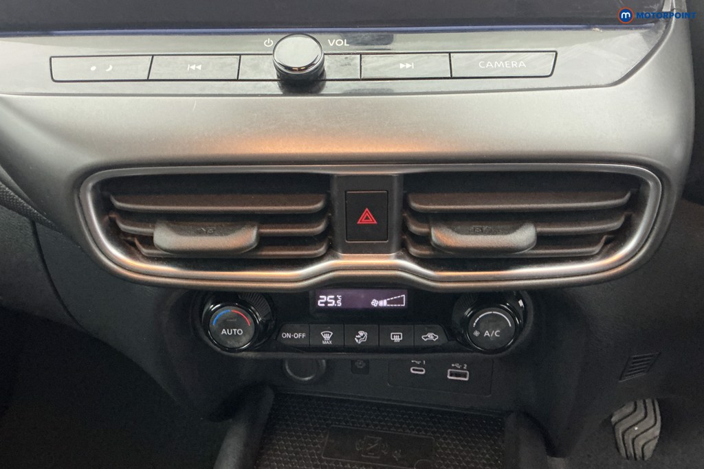 Nissan Juke N-Connecta Manual Petrol SUV - Stock Number (1671606) - 17th supplementary image