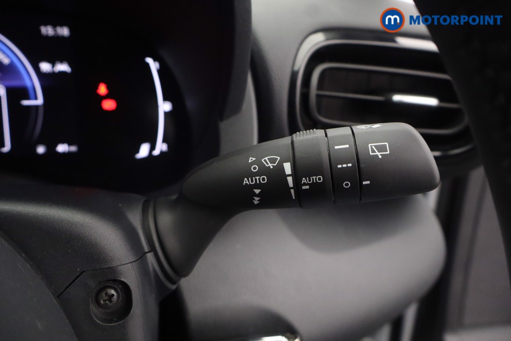 Toyota Yaris Design Automatic Petrol-Electric Hybrid Hatchback - Stock Number (1673776) - 7th supplementary image