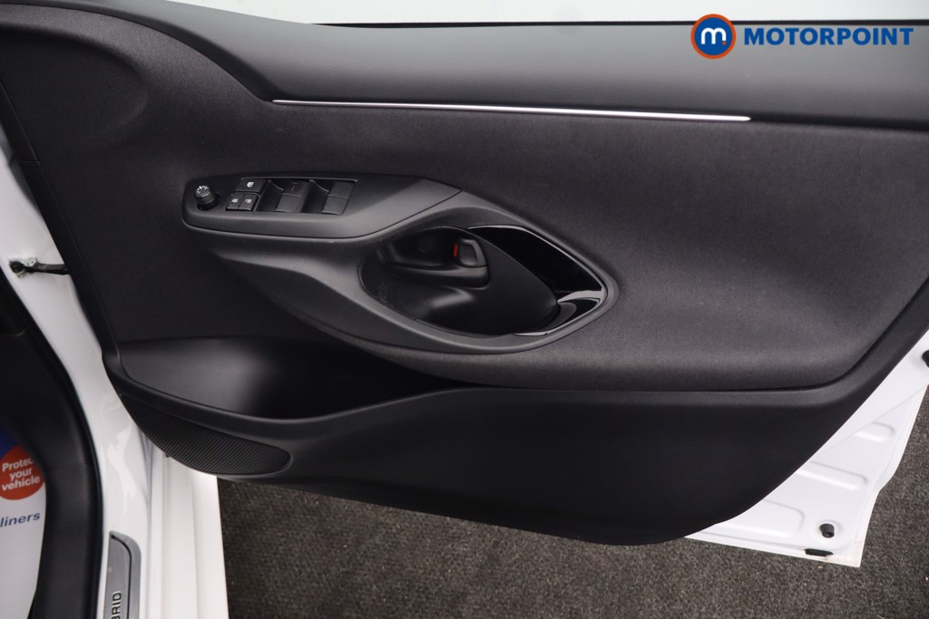 Toyota Yaris Design Automatic Petrol-Electric Hybrid Hatchback - Stock Number (1673776) - 21st supplementary image