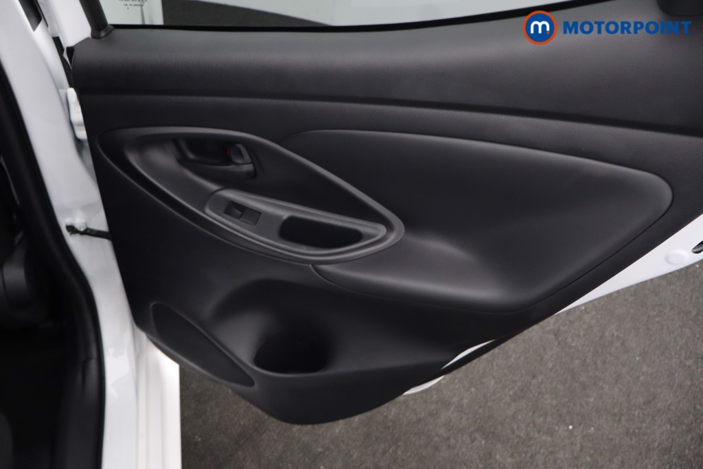Toyota Yaris Design Automatic Petrol-Electric Hybrid Hatchback - Stock Number (1673776) - 25th supplementary image