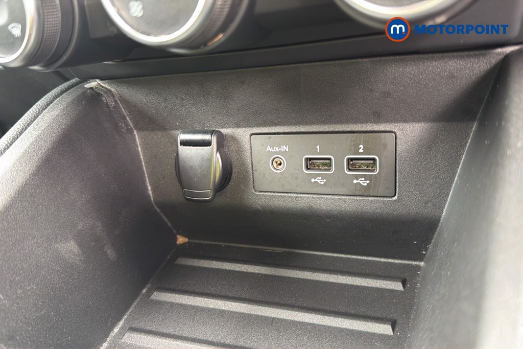 Renault Clio Iconic Manual Petrol Hatchback - Stock Number (1674602) - 14th supplementary image