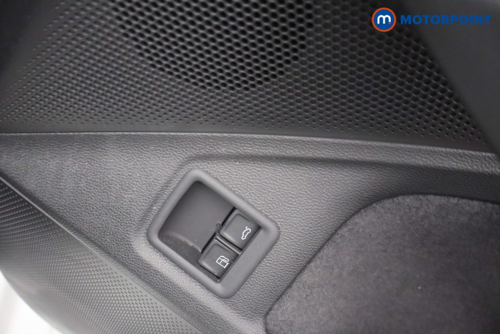 Volkswagen Passat R-Line Automatic Petrol Plug-In Hybrid Estate - Stock Number (1669389) - 12th supplementary image