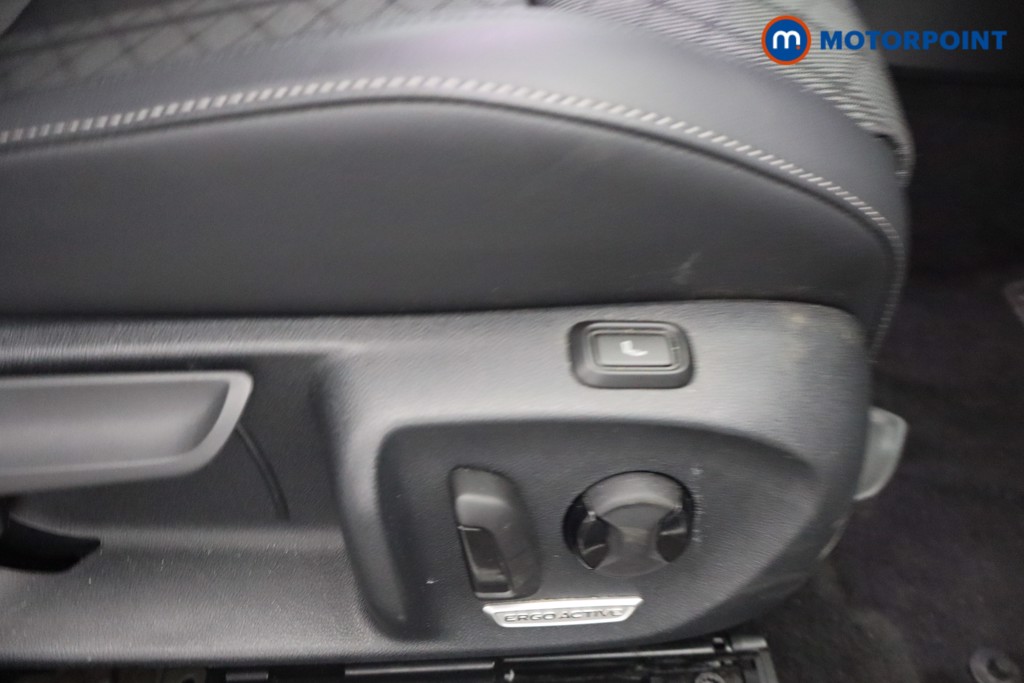 Volkswagen Passat R-Line Automatic Petrol Plug-In Hybrid Estate - Stock Number (1669389) - 13th supplementary image