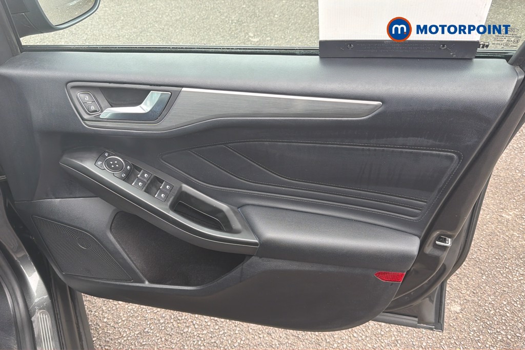 Ford Focus Titanium Manual Petrol Hatchback - Stock Number (1668792) - 1st supplementary image