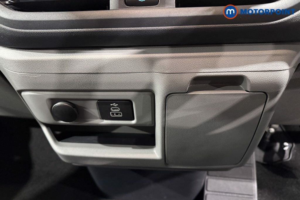 Ford Transit Custom Limited Automatic Petrol Plug-In Hybrid Standard Roof Minibus - Stock Number (1670102) - 13th supplementary image